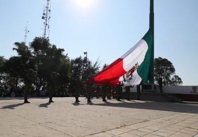 Gobierno Municipal y SEDENA instalan bandera monumental en el cerro de la reina.