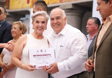 HOMENAJE A MAESTRAS Y MAESTROS POR SU ENTREGA Y AÑOS DE SERVICIO