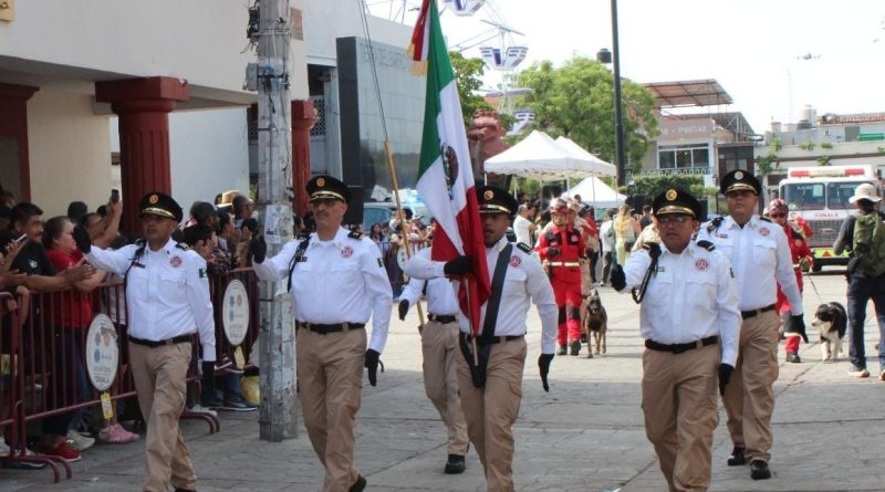Se desarrolló el desfile cívico-militar por calles principales de Tonalá